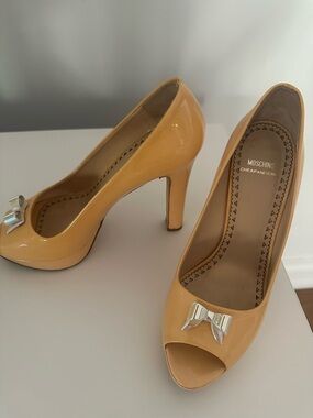 Moschino apricot coloured Patent Peep-Toe Pumps with Silver Bow sz 37.5